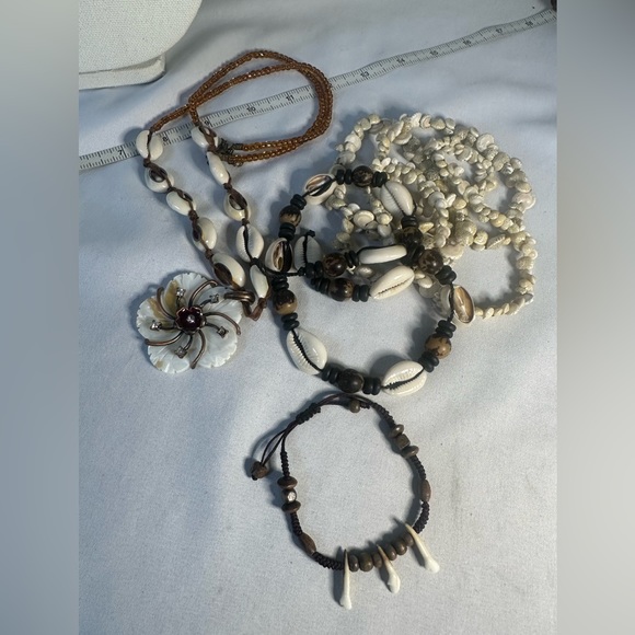 Beach vibe shell necklace group and bracelet with teeth - Picture 8 of 10